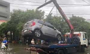 Mưa lớn gây ngập nhiều tuyến phố ở Quảng Bình, Thừa Thiên Huế